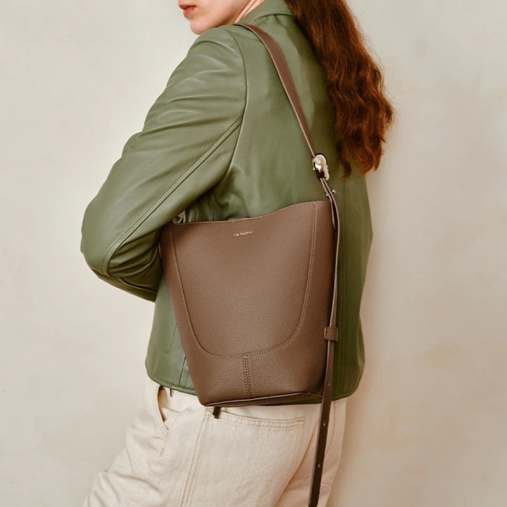 BOLSA-FEMININA-DE-COURO-COM-ALÇA-AJUSTAVEL-CAMEL-02