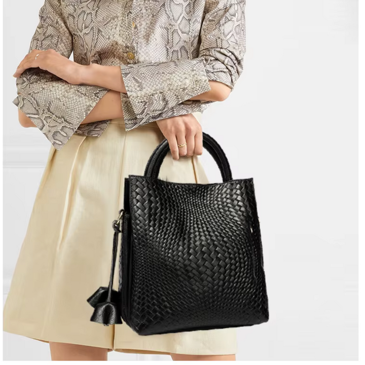 BOLSA-FEMININA-TRANSVERSAL-DE-COURO-07